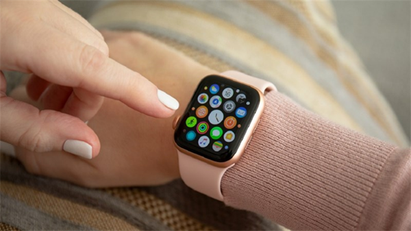 apple watch nay re sieu cap vo dich chi hon 1 trieu da so huu ngay cuc pham an dut doi thu nha samsung 2